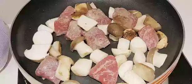 Teppanyaki-Style Black Pepper Beef with King Oyster Mushrooms