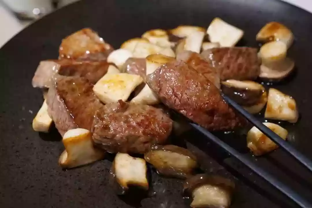 Teppanyaki-Style Black Pepper Beef with King Oyster Mushrooms